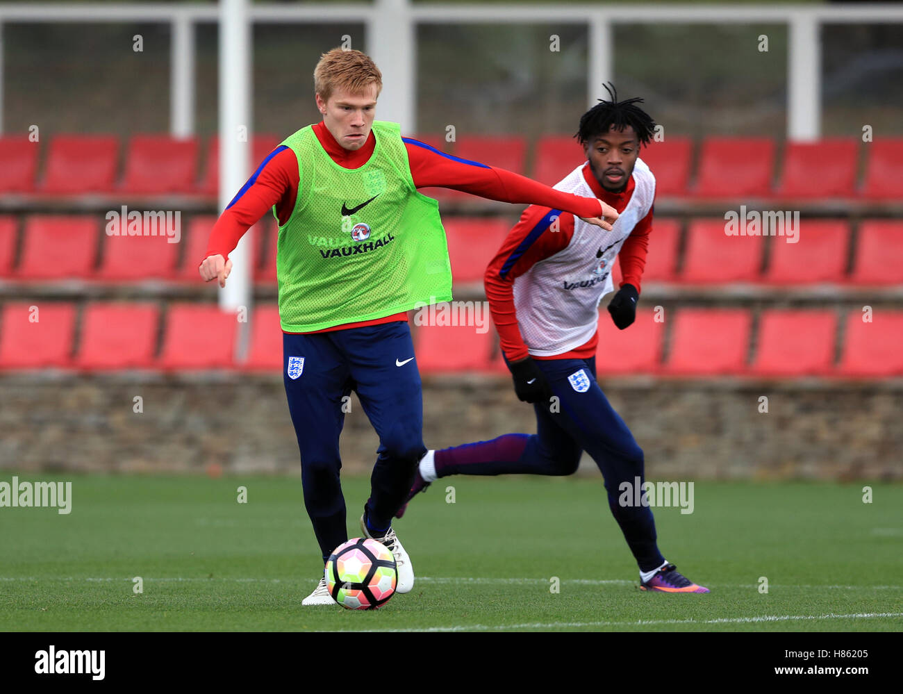 L'Angleterre Duncan Watmore (à gauche) au cours d'une session de formation à St George's Park, Burton. Banque D'Images