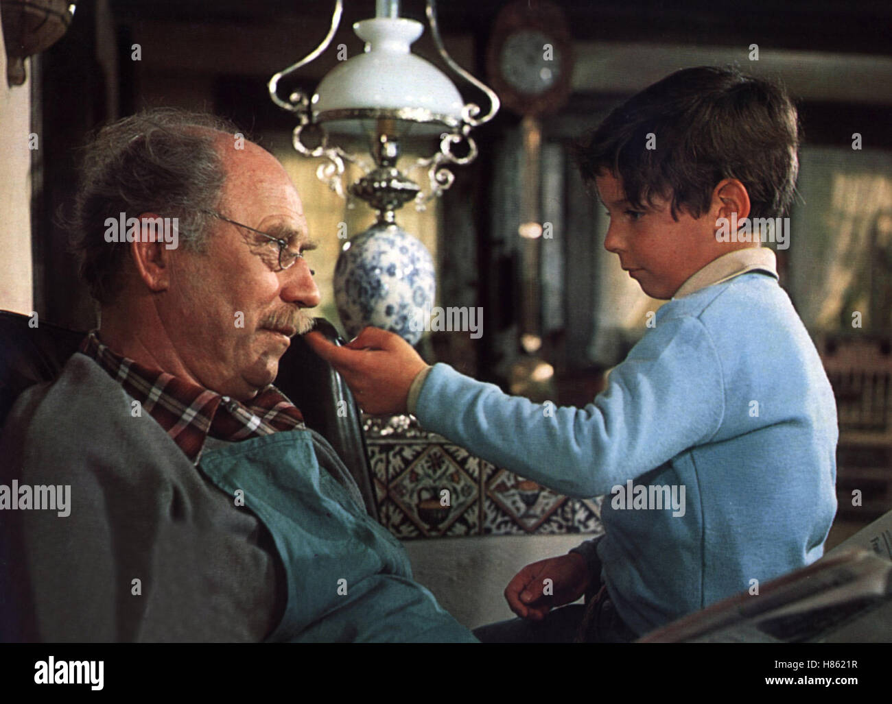 Morgens um sieben ist die Welt noch in Ordnung, (MORGENS UM SIEBEN IST DIE WELT NOCH IN ORDNUNG) D 1968, Regie : Kurt Hoffmann, WERNER HINZ, ARCHIBALD ESER, Ausdruck : Opa, Enkel Banque D'Images