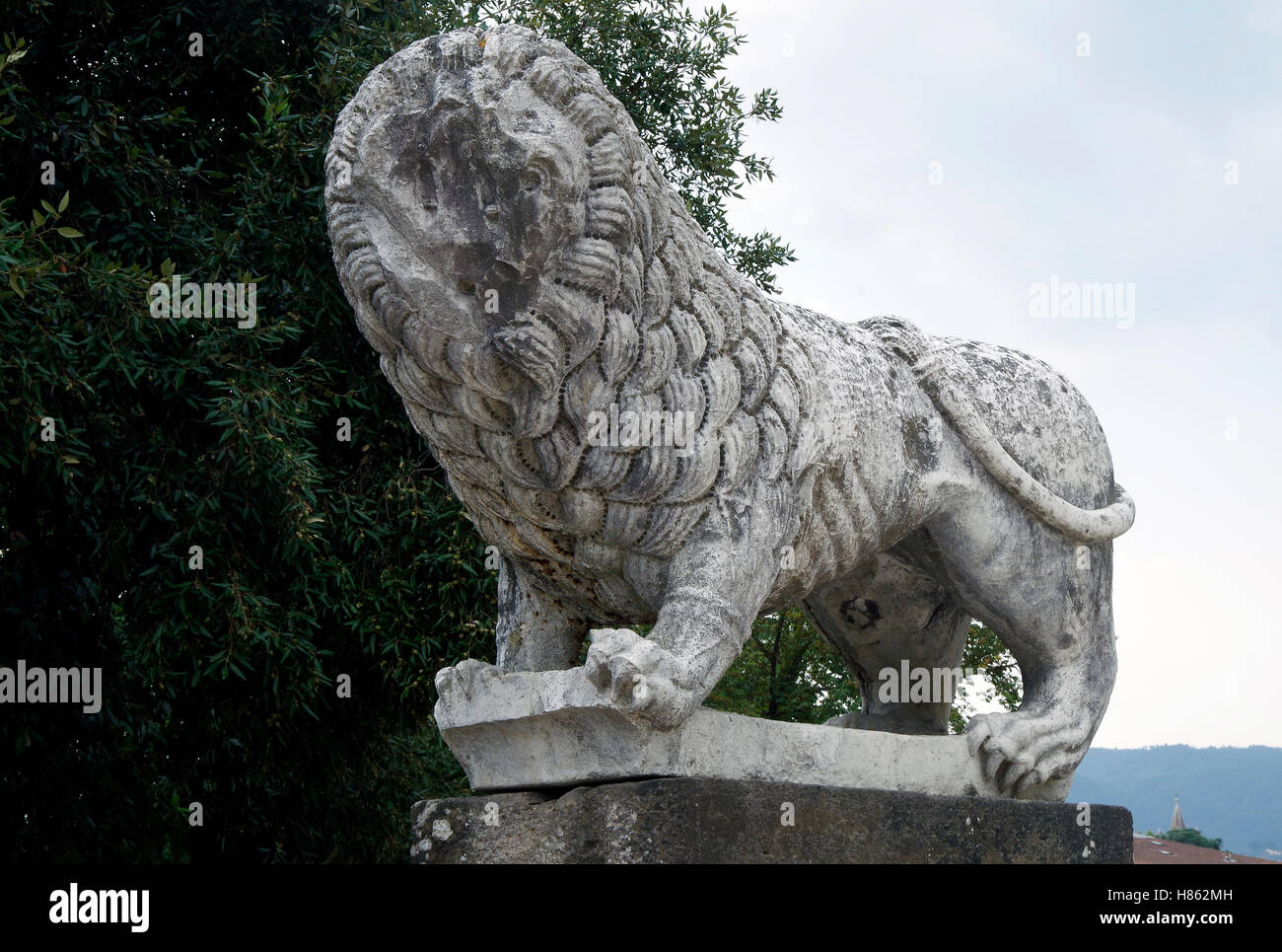 Lucca, Italie, Lion sculpture sur les remparts. Banque D'Images