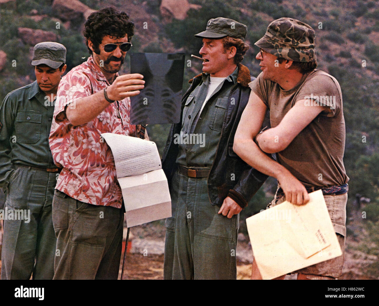 M.A.S.H., (M.A.S.H.) USA 1969, Regie : Robert Altman, Elliott Gould (2.vl), Donald SUTHERLAND (re), Ausdruck : Militär, Soldat, uniforme, Röntgenbild Banque D'Images