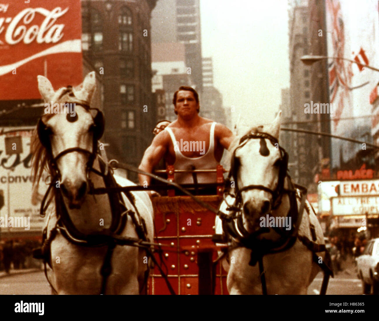 À New York, Herkules (HERCULE À NEW YORK) USA 1970, Regie : Arthur Allan Seidelman, Arnold Schwarzenegger, Ausdruck : Pferde, Kutsche, Muskelmann Banque D'Images