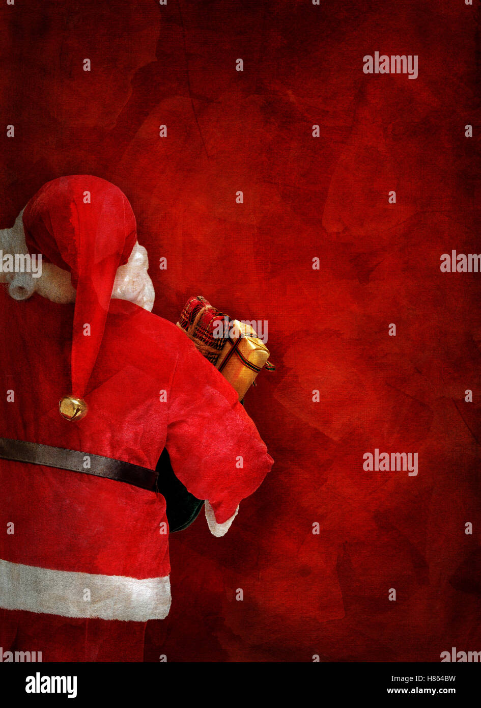 Carte de voeux artistique ou un poster design avec une poupée Père Noël et l'arrière-plan de couleur rouge Banque D'Images