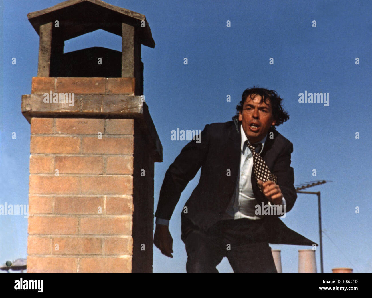 Mourir, Filzlaus (L'EMMERDEUR) F 1973, Regie : Edouard Molinaro, JACQUES BREL, Ausdruck : Schornstein, Flucht, Dach Banque D'Images