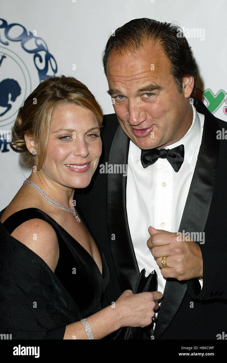 JAMES BELUSHI & FEMME 15E CAROUSEL OF HOPE BALL Beverly Hilton Hotel BEVERLY HILLS LA USA 15 Octobre 2002 Banque D'Images