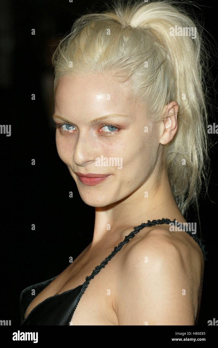 RIE RASMUSSEN FILM PREMIERE FEMME FATALE LA HOLLYWOOD USA 04 novembre 2002 Banque D'Images