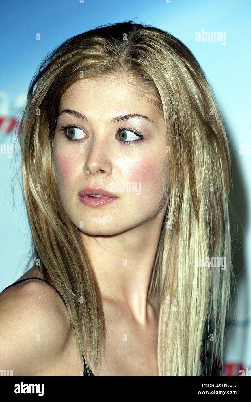 ROSAMUND PIKE MEURS UN AUTRE JOUR LA PREMIERE Shrine Auditorium LOS ANGELES USA 11 novembre 2002 Banque D'Images