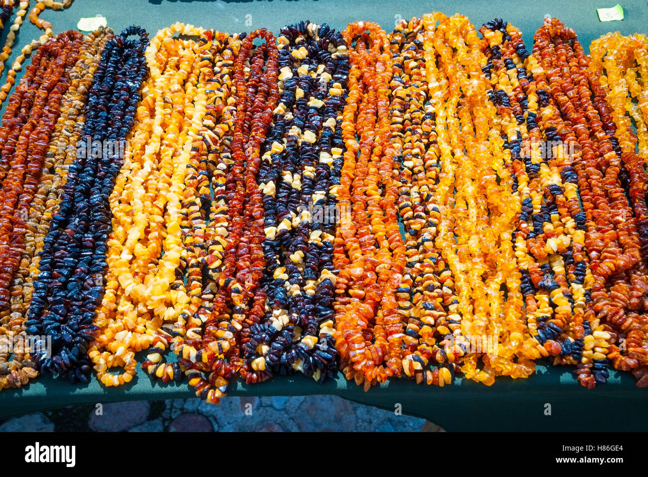 Les colliers en couleur de l'ambre, la photo en gros Banque D'Images