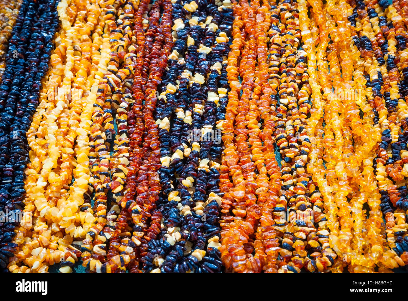 Les colliers en couleur de l'ambre, la photo en gros Banque D'Images