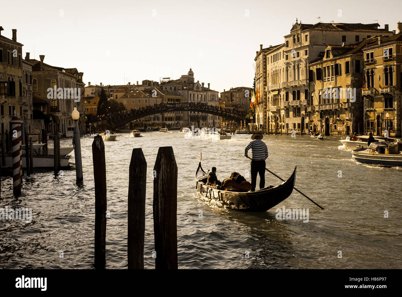 Avec le canal en gondole à coucher du soleil à Venise, Italie Banque D'Images