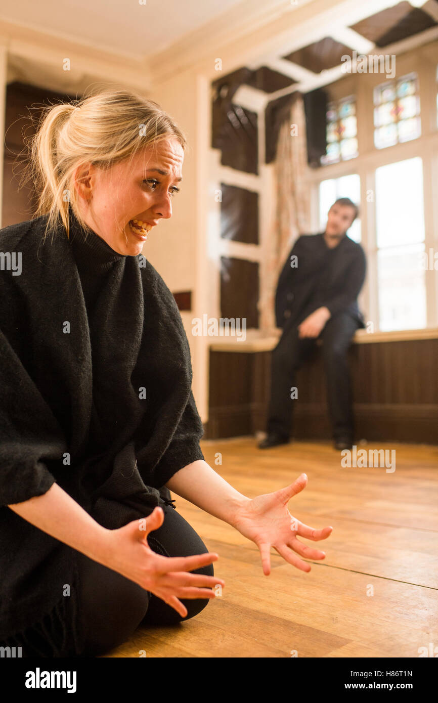 Jeunes acteurs habillés en costumes noirs effectuant des extraits de pièces de Shakespeare et la poésie dans un petit espace de théâtre au-dessus d'une auberge à Aberystwyth Wales UK Banque D'Images