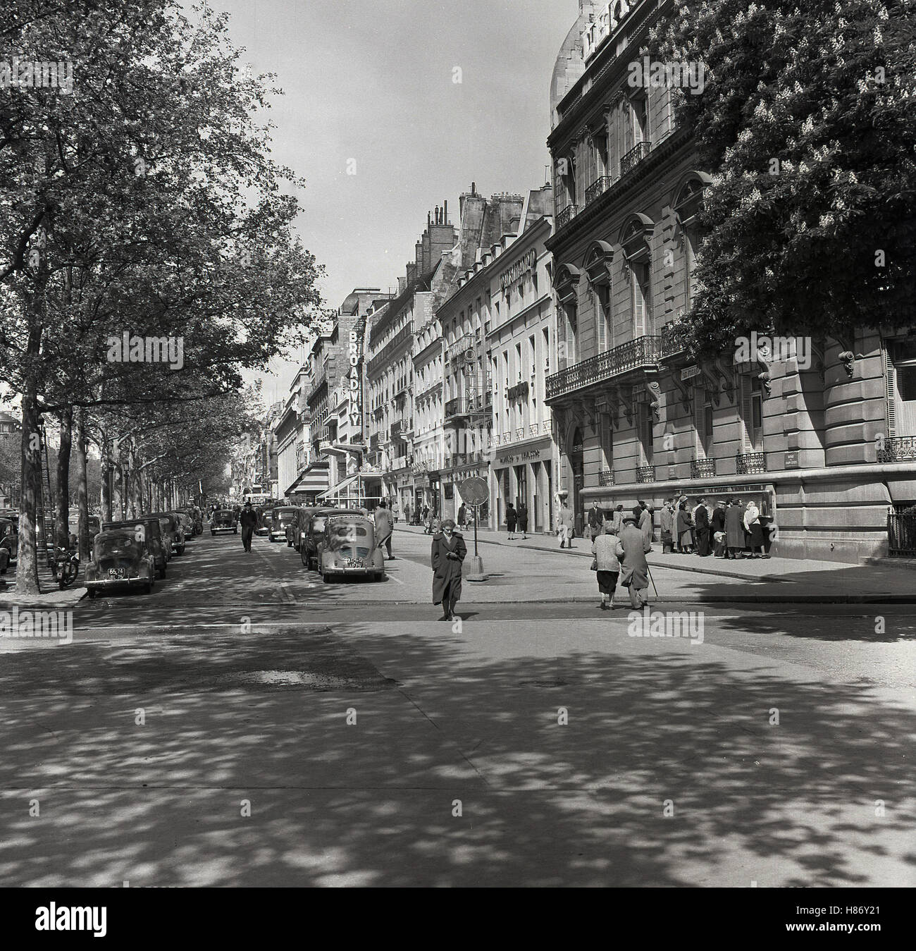 Années 1950, historique, Paris, France, l'ère de l'automobile garée dans une petite rue à côté de l'Avenue des Champs-Elysées, un large boulevard entre la Place de la Concorde et de la la Place Charles de Gaulle où l'Arc de Triomphe est situé. Banque D'Images