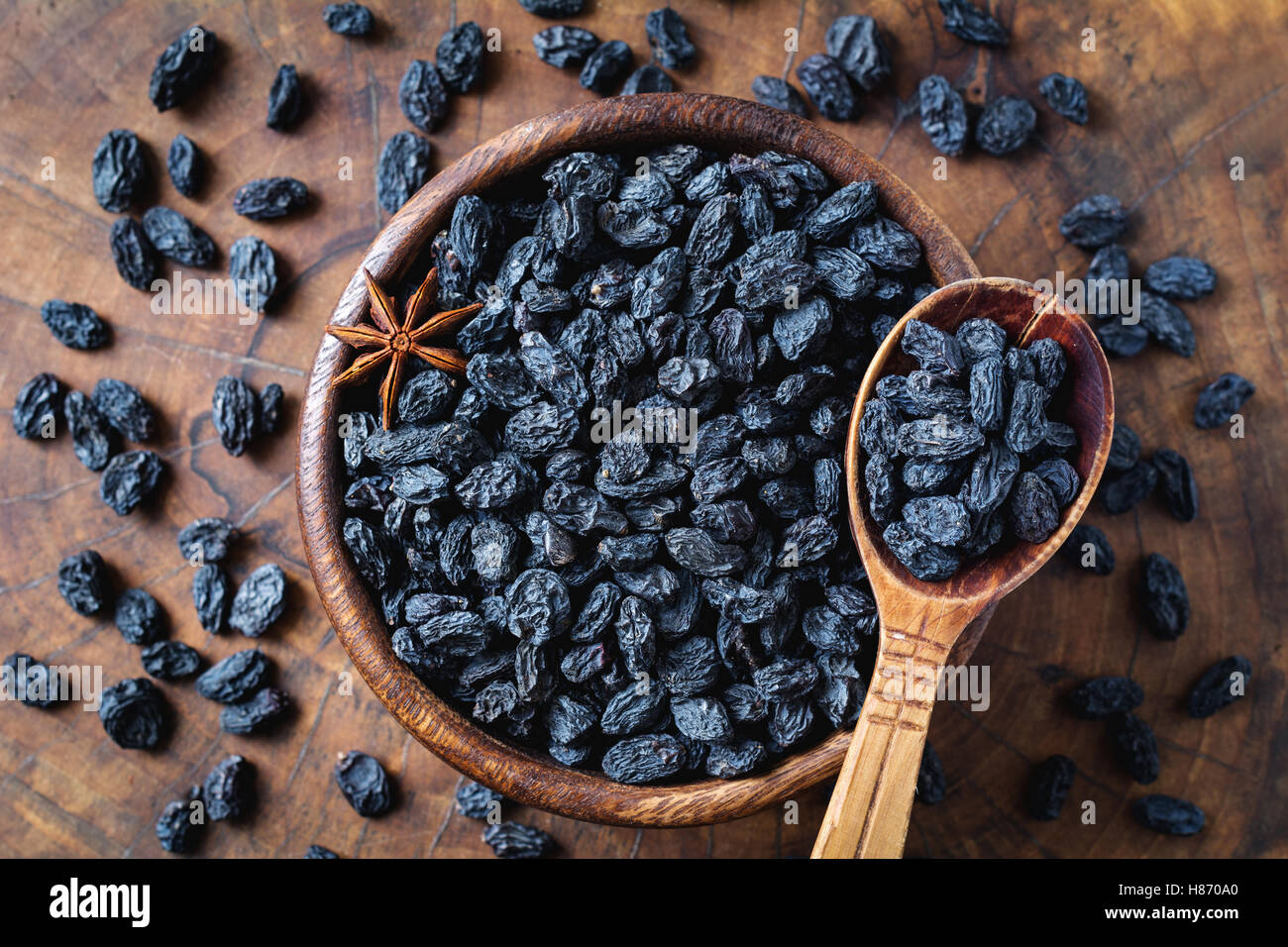 Raisins noirs bol en bois, en vue d'en haut. Produit diététique, de collations santé pour bien vivre Banque D'Images