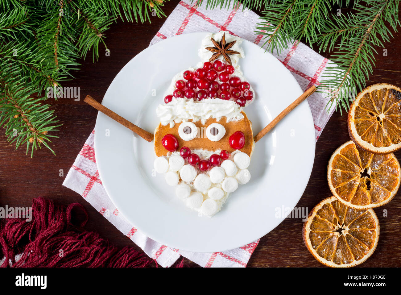 Crêpe Santa pour les enfants déjeuner de Noël ! Nourriture drôle créative pour les enfants vacances Banque D'Images