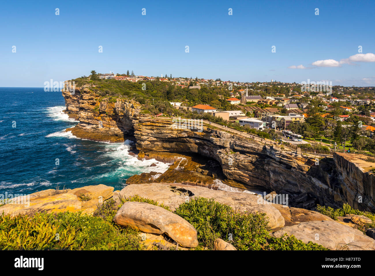 Falaises le long de north Bondi Beach, Sydney, le jour ensoleillé Banque D'Images