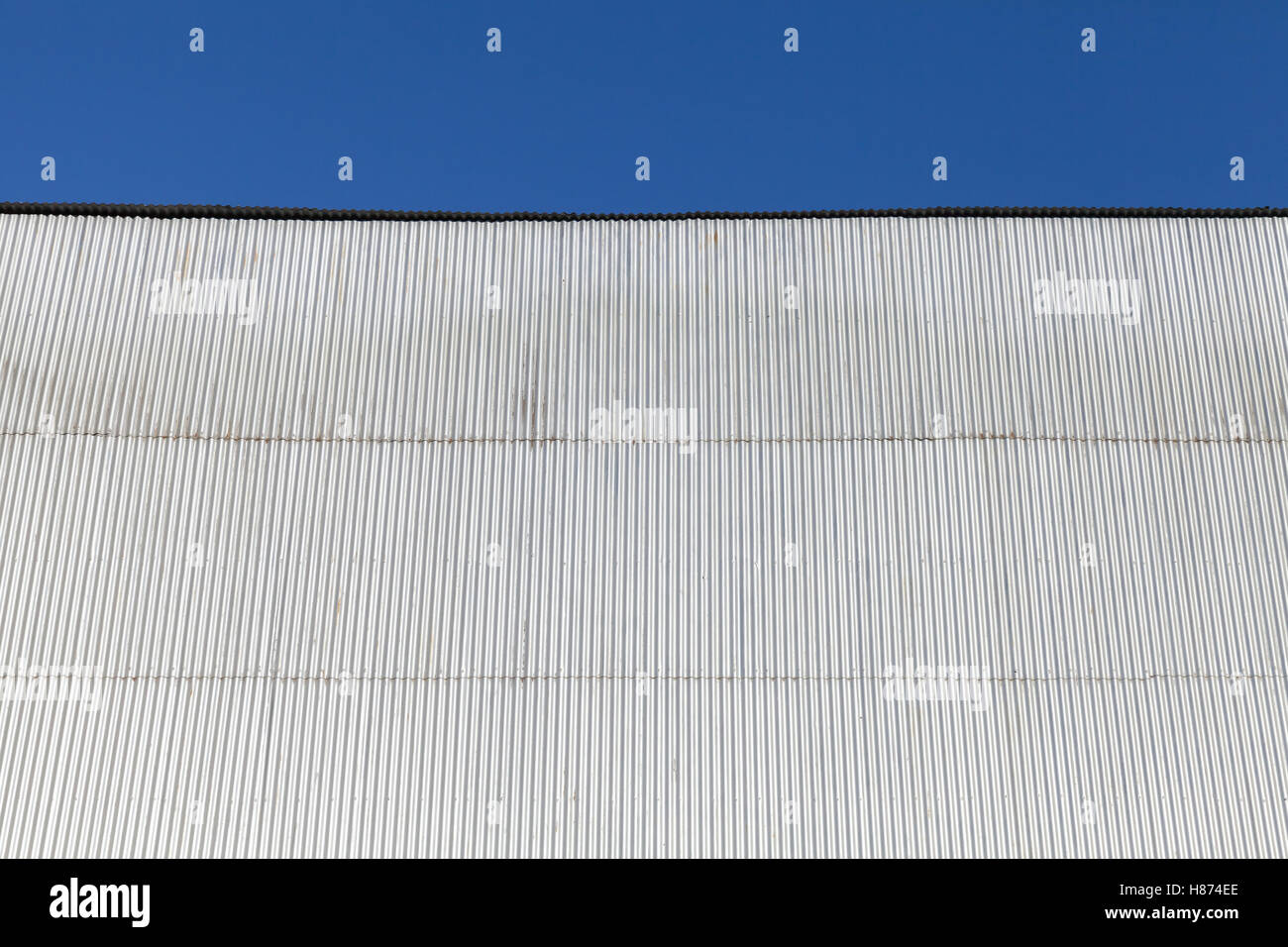 Bâtiment industriel mur fait de feuille de métal ondulé, under blue sky Banque D'Images