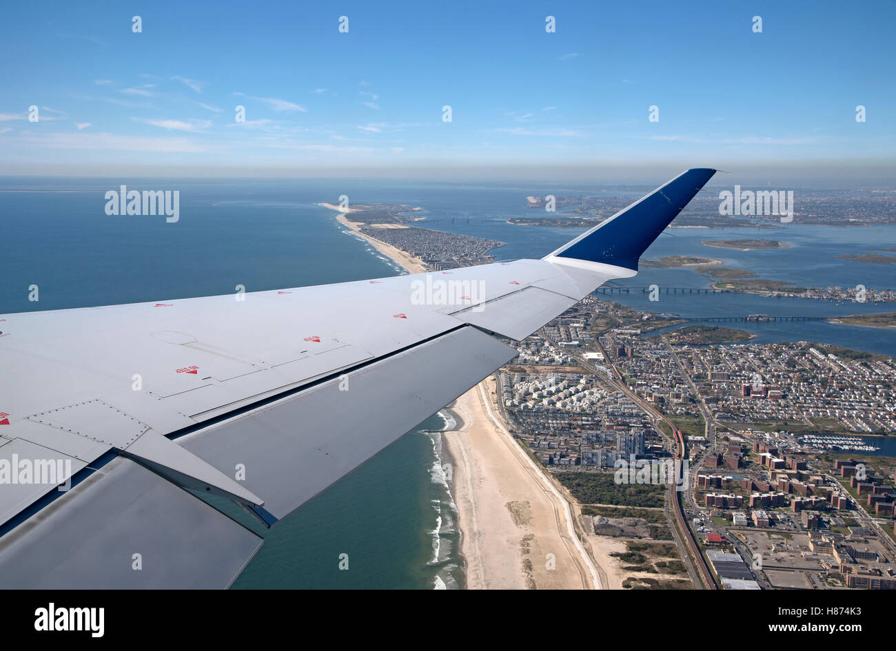 Voir l'aile d'avion de passage sur la côte d'Amérique du Nord après le décollage Banque D'Images