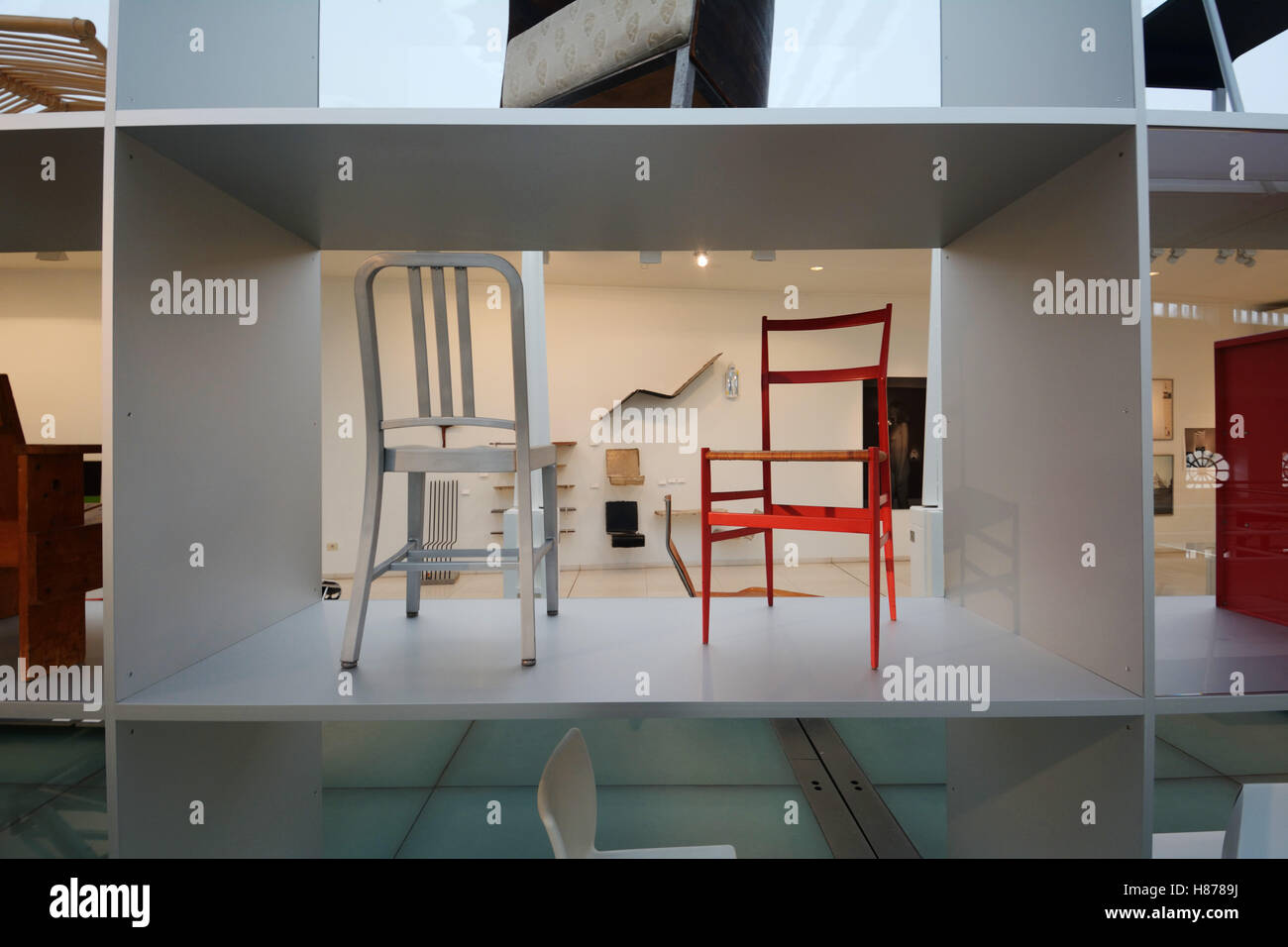 Belgique, Gand (Gent), de l'intérieur du Design Museum, chaises par Maarten Van Severen Banque D'Images