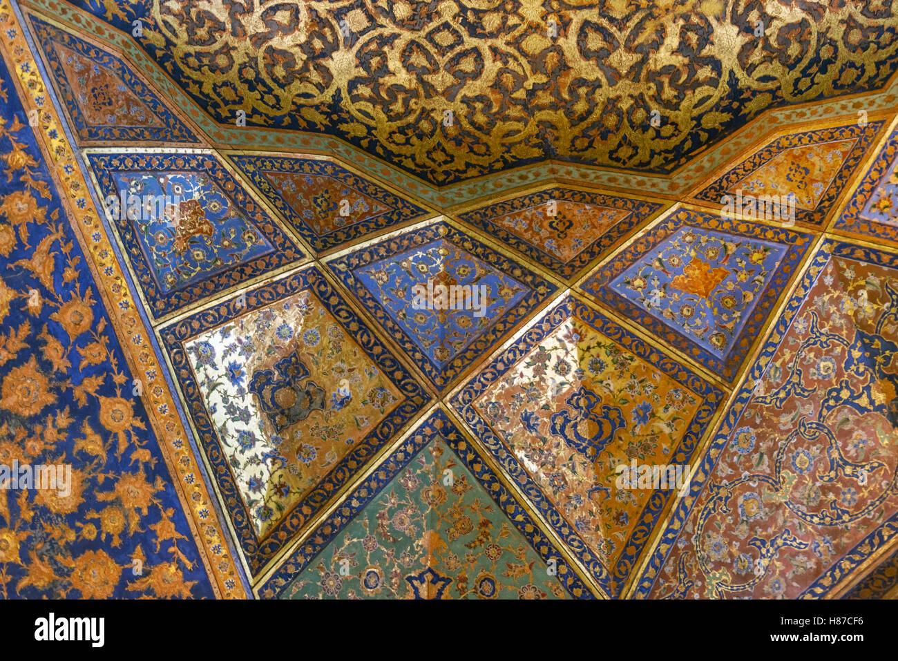 Travaux d'art colorées de quarante colonnes palace à Isfahan Iran Banque D'Images