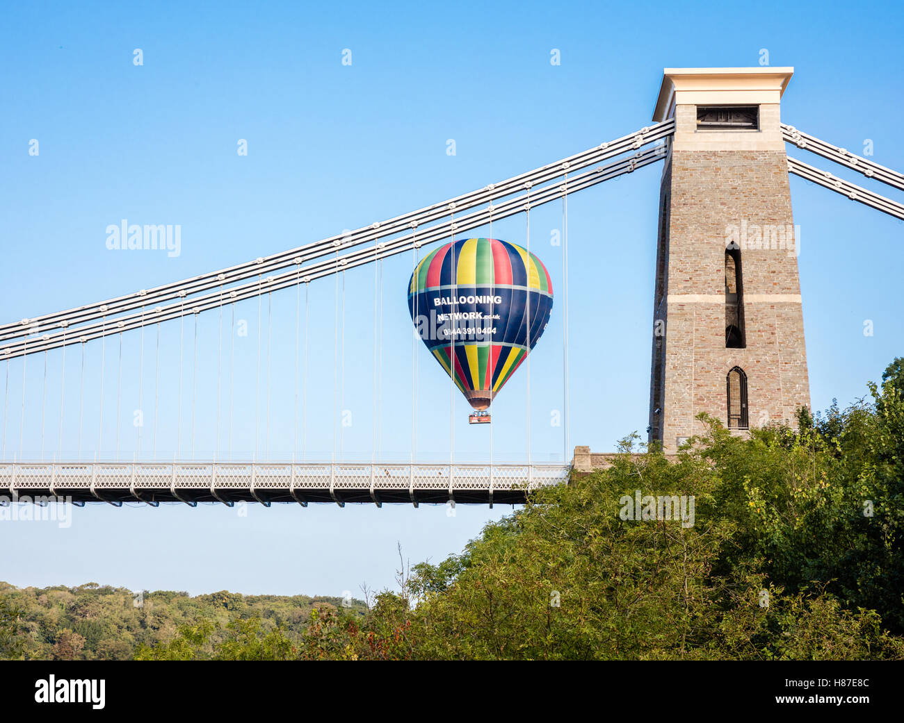 Un ballon à air chaud laissant tomber derrière le pont suspendu de Clifton à Bristol UK pendant un vol tôt le matin Banque D'Images
