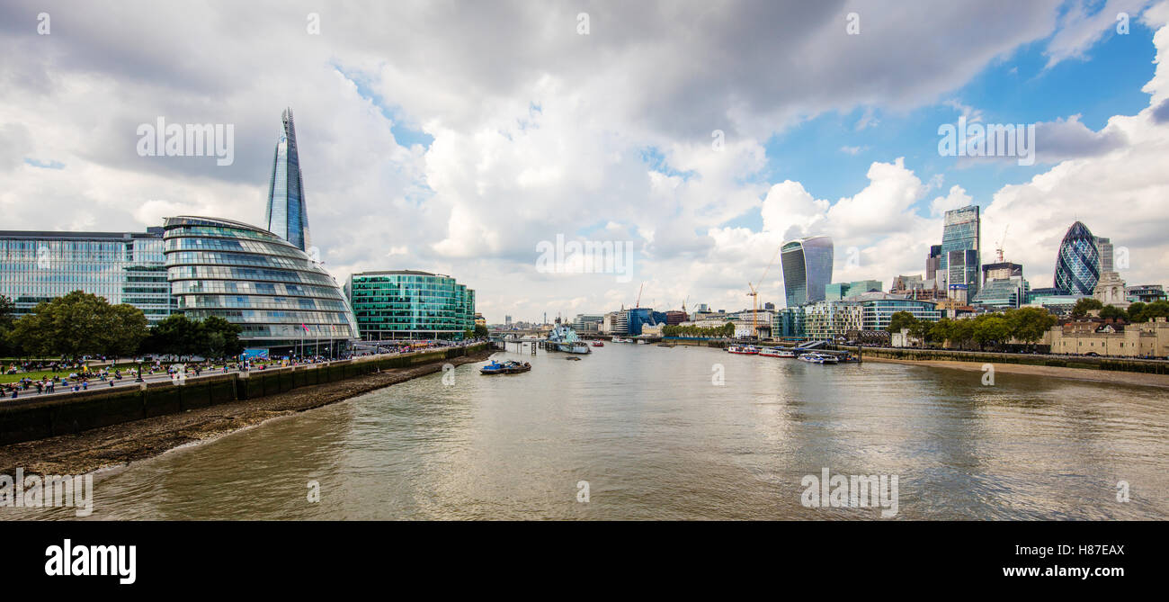 Panorama de la Thames London Tower Bridge avec le fragment et l'Hôtel de Ville sur la rive gauche et la ville de Londres sur le droit Banque D'Images