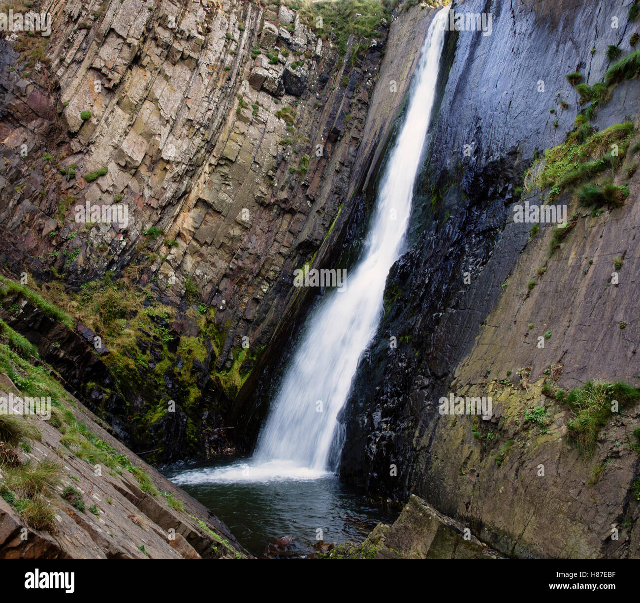 Cascade de Speke's Mill bouche sur le South West Coast Path, près de Hartland Quay dans le Devon UK Banque D'Images