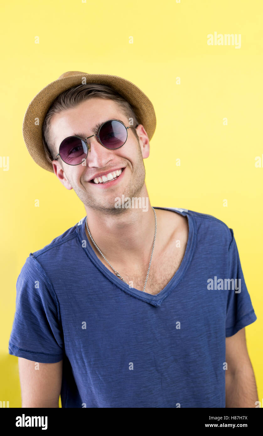 Portrait d'un beau jeune homme sur fond jaune Banque D'Images
