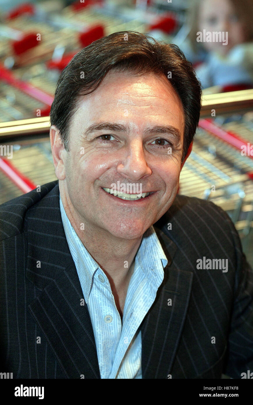 BRIAN CAPRON KWIK SAVE STORE OPENING SCARBOROUGH YORKSHIRE 17 Avril 2003 Banque D'Images