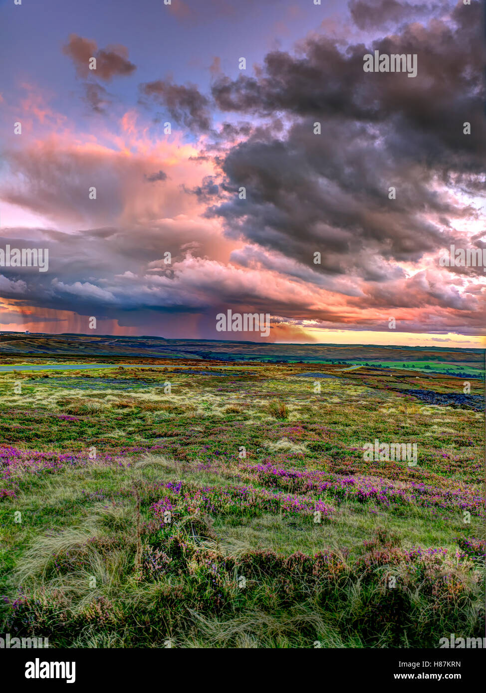 Pluie au coucher du soleil, sur les près de North Yorkshire Moors à Goathland vers Flylingdales La Station d'alerte précoce. Banque D'Images