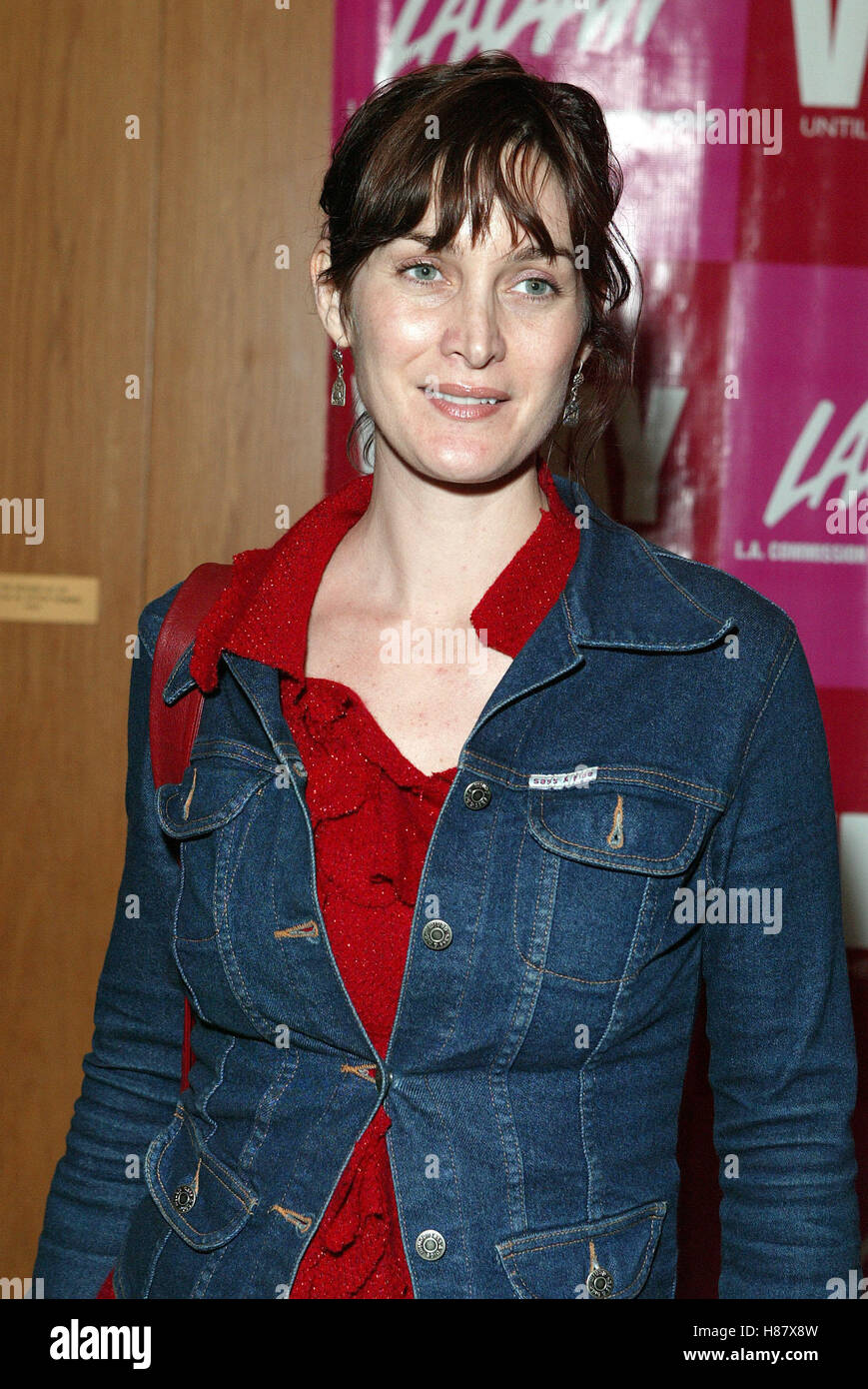CARRIE-ANNE MOSS V-DAY 2003 BÉNÉFICIER DE LA DIRECTORS GUILD OF AMERICA LA HOLLYWOOD USA 24 Février 2003 Banque D'Images