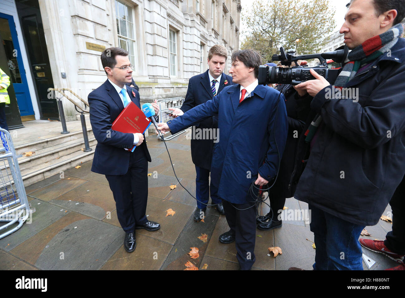 L'Irlande du Nord Secrétaire James Brokenshire parler aux médias d'attente à l'extérieur du bureau du Cabinet dans le centre de Londres après avoir pris part à une réunion du comité ministériel mixte avec dévolue nations, hébergé par Brexit David Davis, Secrétaire de l'Brexit processus. Banque D'Images