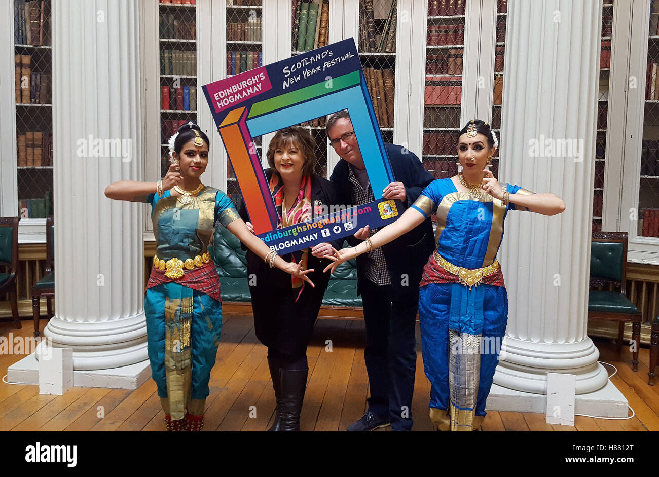 Pete Irvine, directeur créatif de Scot:la secrétaire des terres et de la culture Fiona Hyslop avec deux danseurs à la bibliothèque Signet, à Édimbourg, comme des événements dans neuf endroits secrets à travers la vieille ville d'Édimbourg seront présentés dans un « festival dans le cadre d'un festival » annoncé dans le cadre des célébrations de Hogmanay de la ville. Banque D'Images