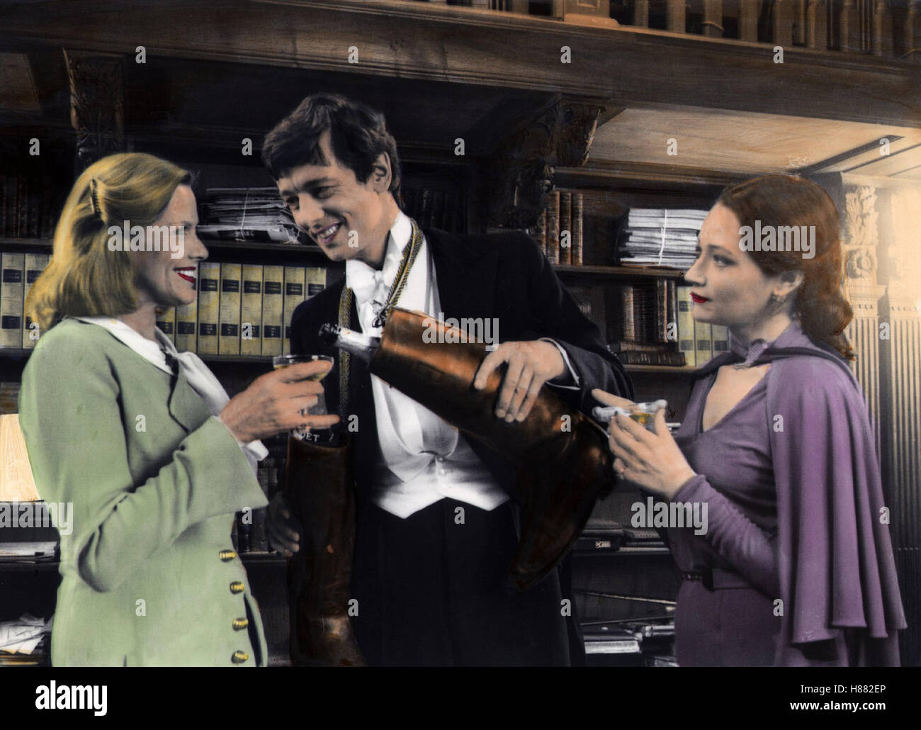 Die Katze Und Der Kanarienvogel Le Chat Et Le Canari Go 1978 Regie Radley Metzger Honneur Blackman Peter Mcenery Olivia Hussey Ausdruck Glas Flasche Stiefel Champagner Photo Stock Alamy