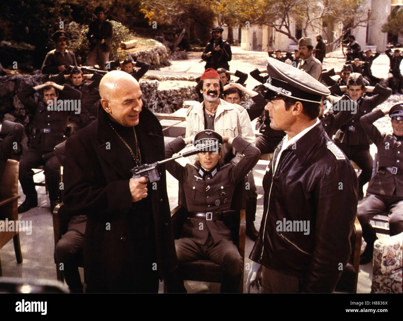 Helden ohne Gnade, (ESCAPE TO ATHENA) GO 1979, Regie : George Pan Cosmatos, Telly Savalas  + ROGER MOORE, Ausdruck : professionnel modèle, uniforme, Glatze Banque D'Images