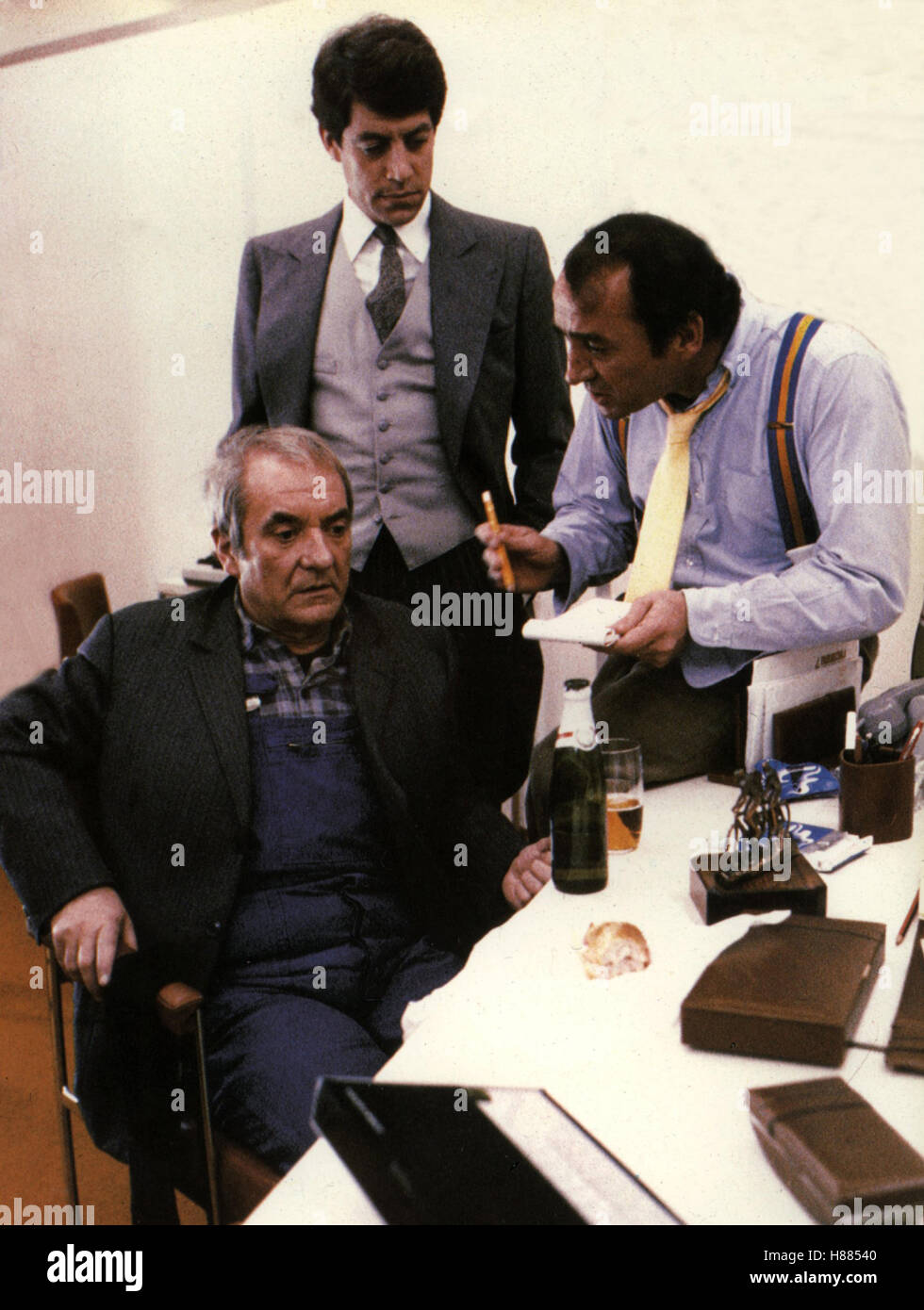 Eine Männersache, (UNE AFFAIRE D'HOMMES) F 1981, Regie : Nicolas Ribowski, Jean Carmet, PATRICE CURBRAT, CLAUDE BRASSEUR, Ausdruck : Verhör, Inspektor, Commissaire Banque D'Images