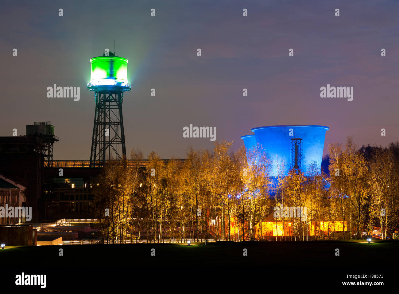 L'Allemagne, la région de la Ruhr, Bochum, Westpark, tour d'eau lumineuse et des tours de refroidissement de l'ancien circuit de refroidissement et de clarification pla Banque D'Images