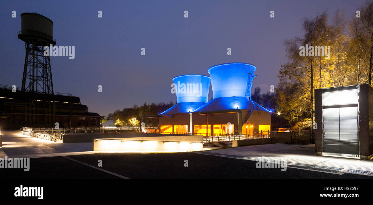 L'Allemagne, la région de la Ruhr, Bochum, Westpark, tour d'eau lumineuse et des tours de refroidissement de l'ancien circuit de refroidissement et de clarification pl Banque D'Images