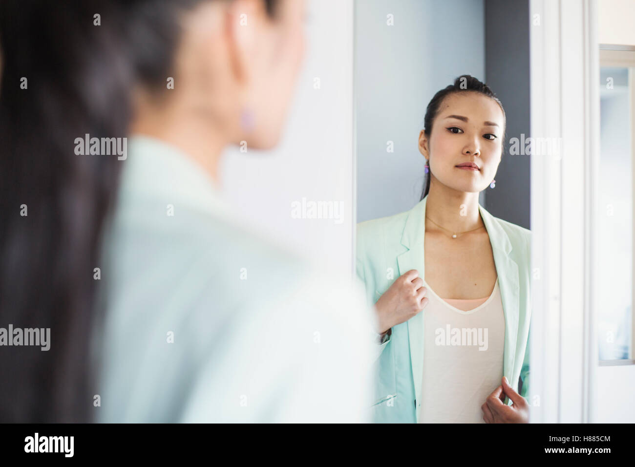 Une femme d'affaires préparation au travail, le réveil et la vinaigrette. Banque D'Images