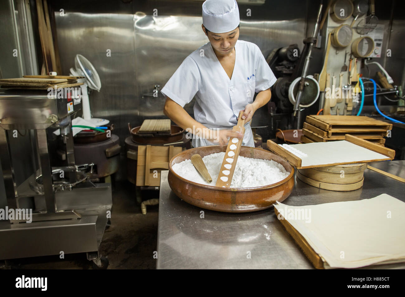 Un petit producteur artisanal de wagashis. Un homme le mélange d'un grand bol d'ingrédients Banque D'Images