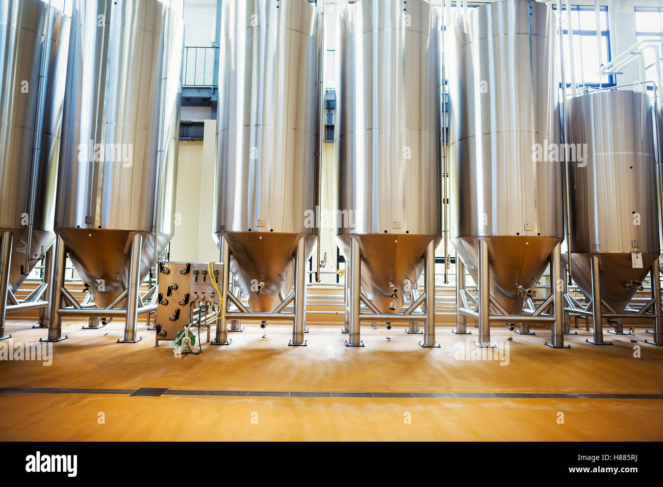 Rangée de grands réservoirs de bière dans une brasserie. Banque D'Images