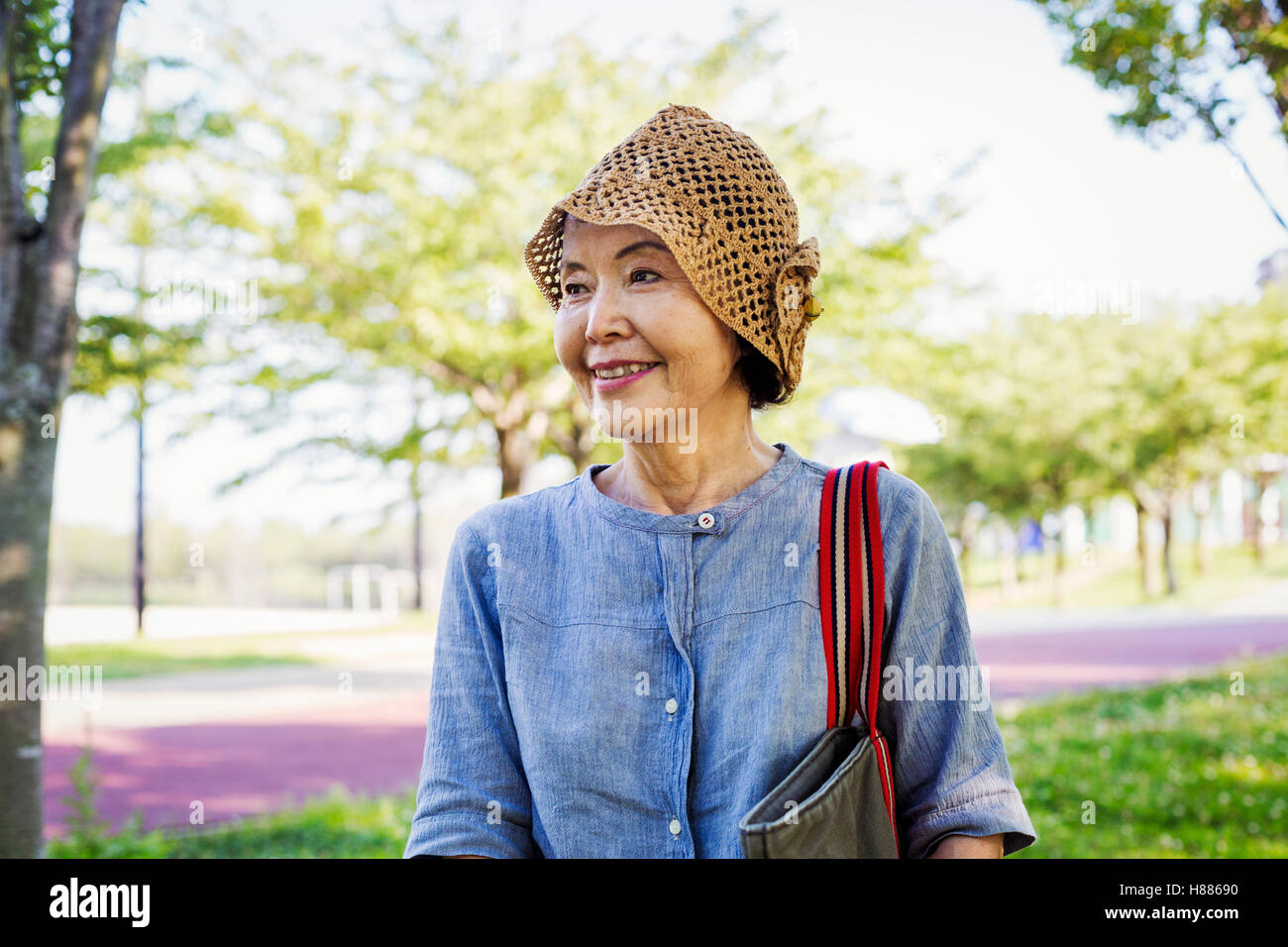 Portrait of a smiling woman wearing hat un crochet. Banque D'Images