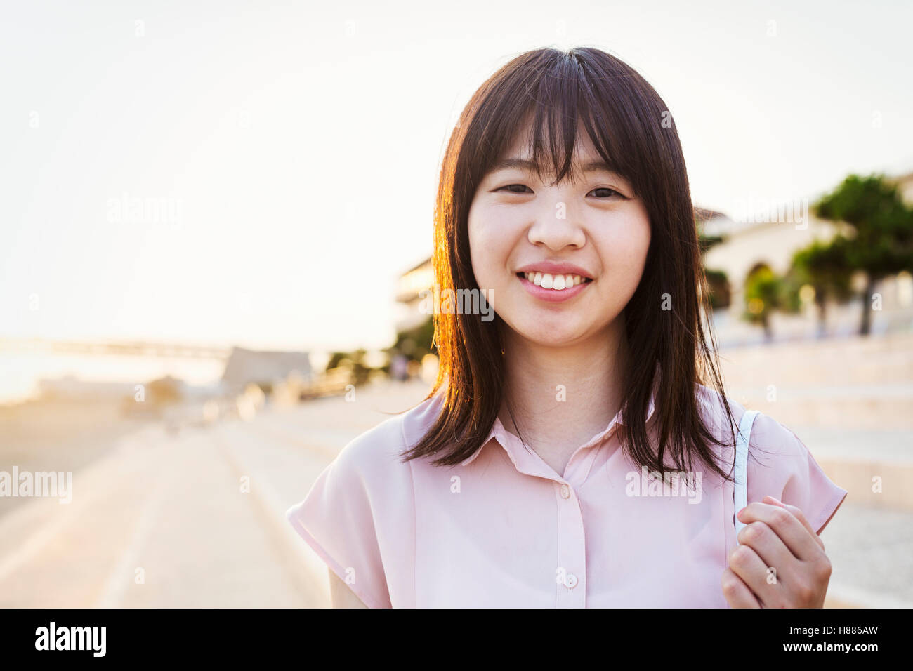 Portrait d'une jeune femme avec de longs cheveux bruns. Banque D'Images