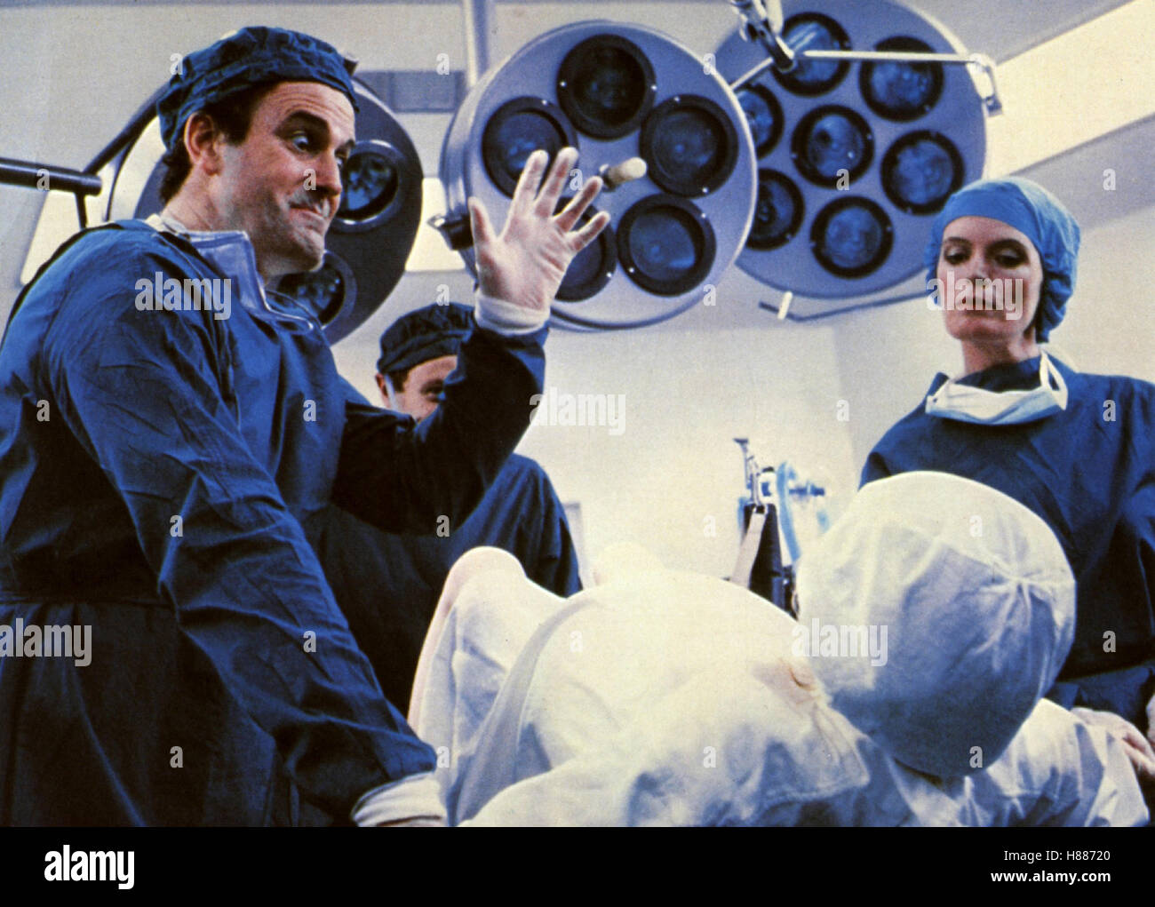 Les Monty Python's - Der Sinn des Lebens, (Monty Python, LE SENS DE LA VIE) GO 1983, Regie : Terry Jones, John Cleese (li), Ausdruck : Arzt, OP, Sœur Banque D'Images