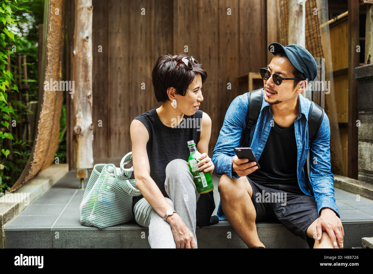 Un couple, homme et femme assis côte à côte, passer du temps ensemble. Banque D'Images