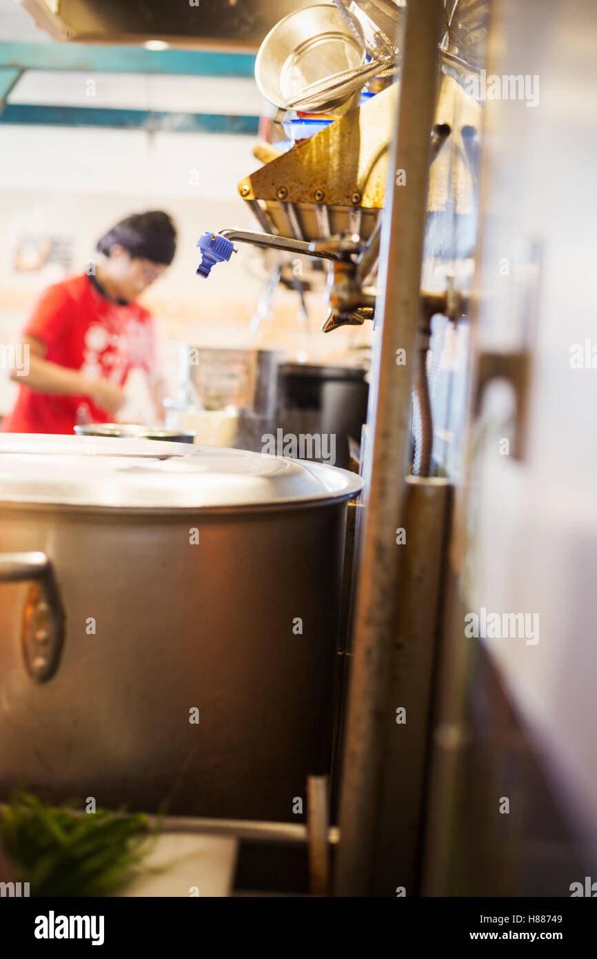 La boutique de nouilles ramen. Un chef cuisinier travaillant dans une cuisine. Banque D'Images