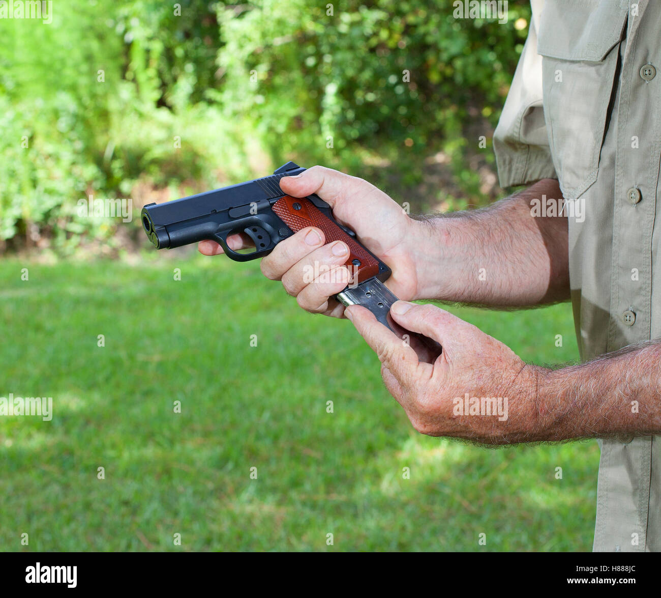 Magazine de métal d'être insérées dans un pistolet semi-automatique Banque D'Images
