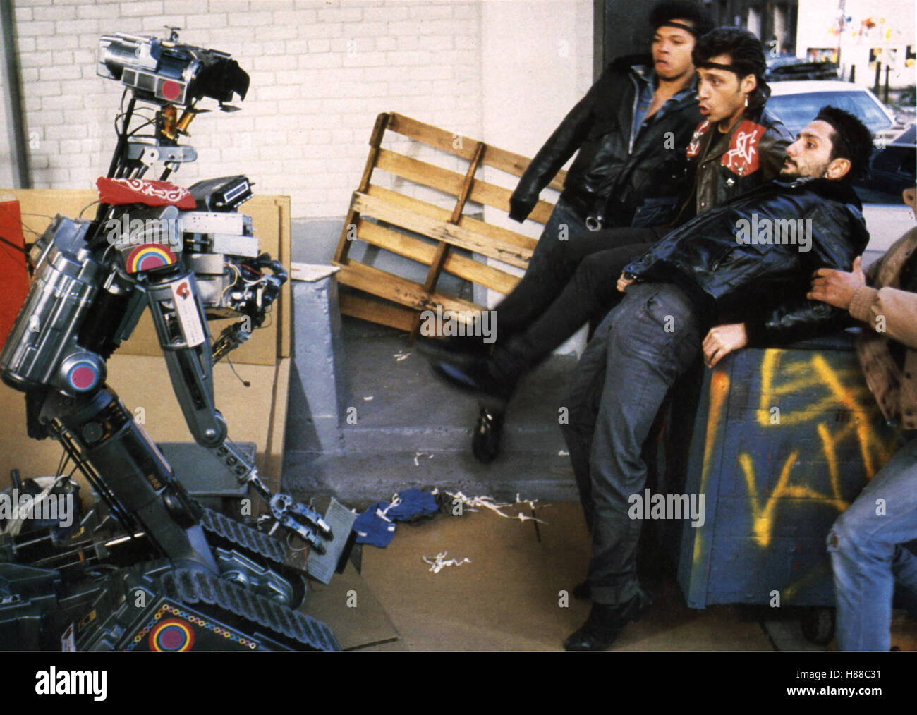 Nummer 5 gibt nicht auf, (COURT-CIRCUIT 2) USA 1988, Regie : Kenneth Johnson, n° 5 wehrt sich gegen Angreifer, Ausdruck : Roboter Banque D'Images