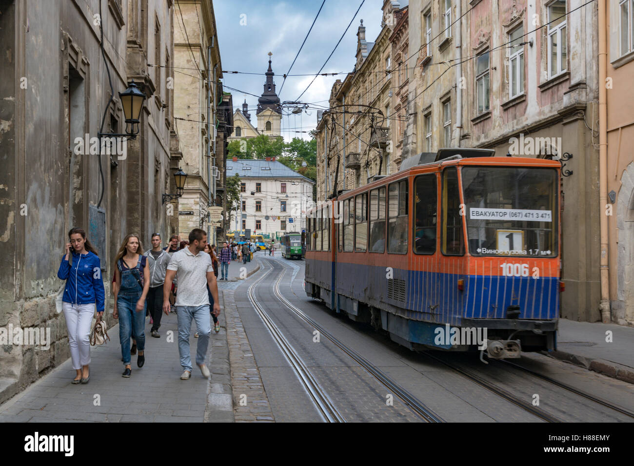 Vue sur la rue Ruska près de la place Rynok et St Michael's dans l'Église catholique ukrainienne de Lviv, Ukraine backround Banque D'Images