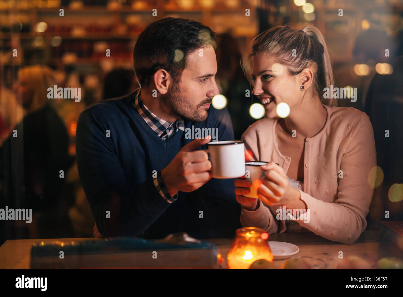 En couple romantique à valentines nuit en pub Banque D'Images