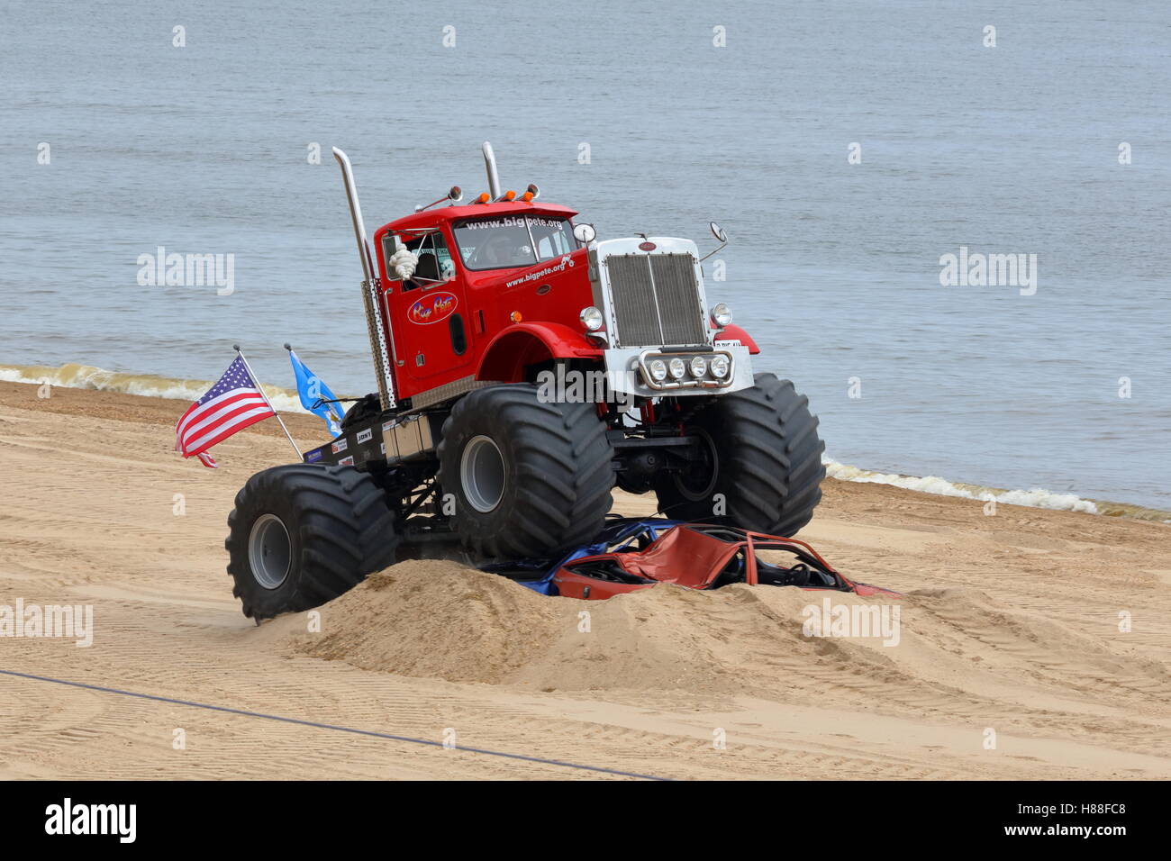 L'image épurée du Big Pete Monster Truck conduite sur des voitures écrasées à la plage de Bournemouth en 2016 Festival de roues Banque D'Images