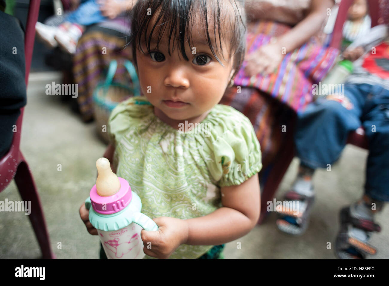 Une jeune fille autochtone maya au bureau local de l'ONP en fille à Panajachel, Solola, au Guatemala. Banque D'Images